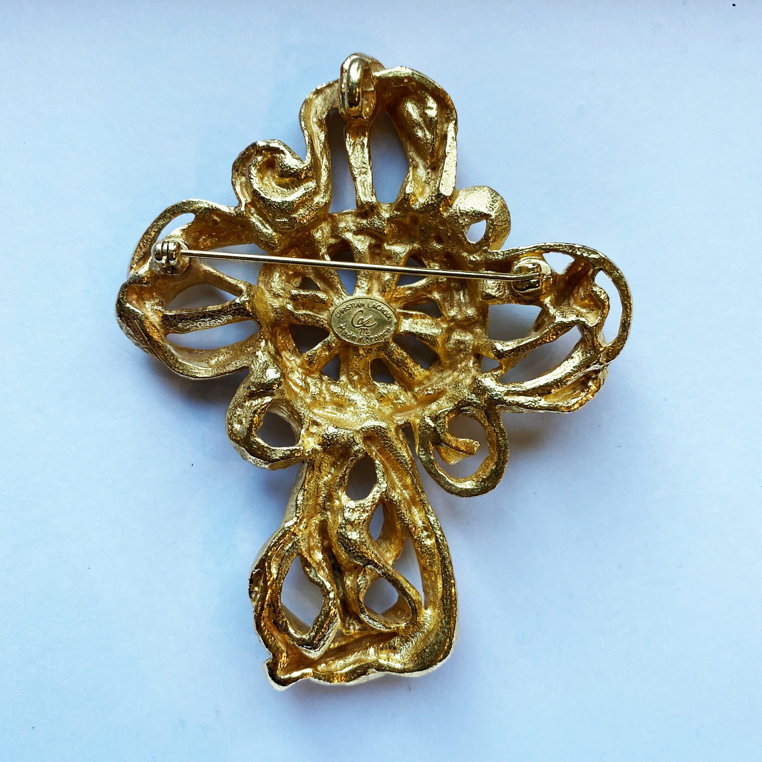 Broche Christian LACROIX Croix ruban – Image 2